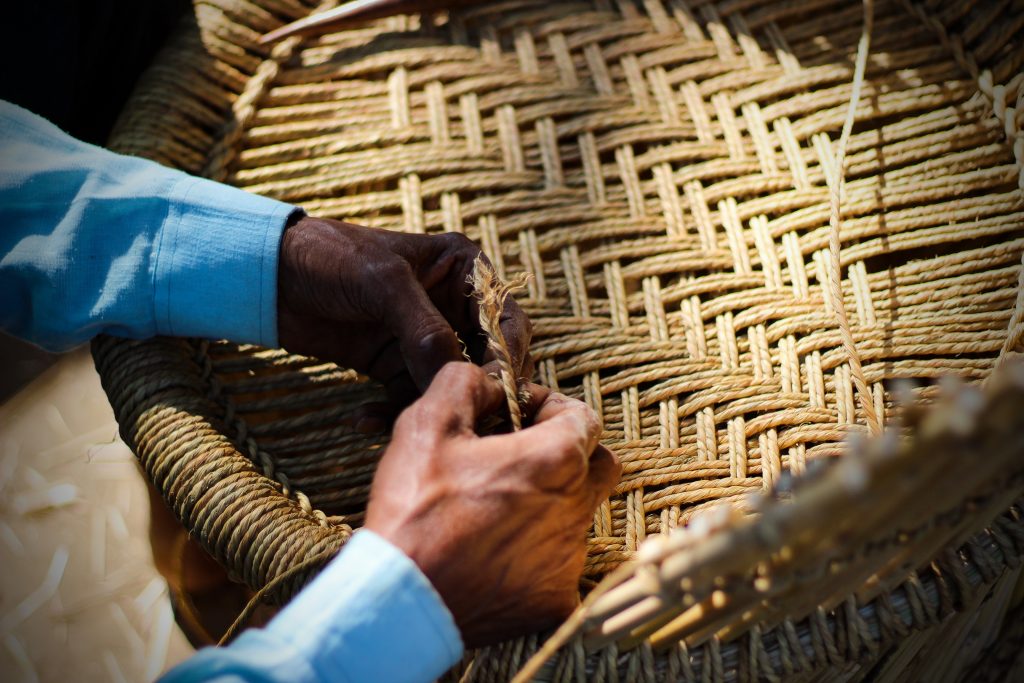 manos-mexicanas-de-artesano-creando-un-muebke